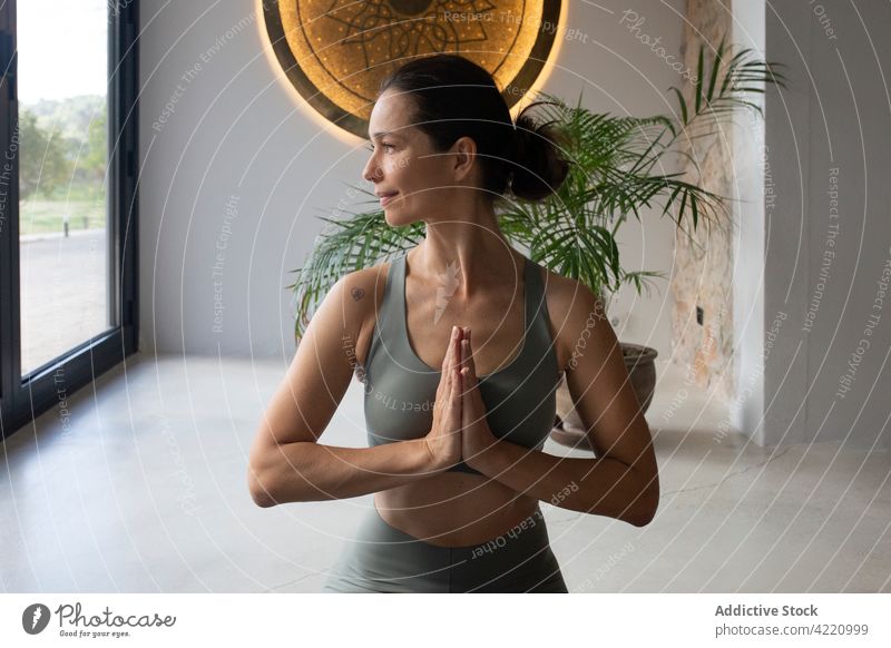 Fitte Frau meditiert zu Hause meditieren Yoga heimwärts Sonnenlicht Namaste Gebet Asana Pose üben Gesundheit Wellness Vitalität gestikulieren Harmonie Zen ruhig