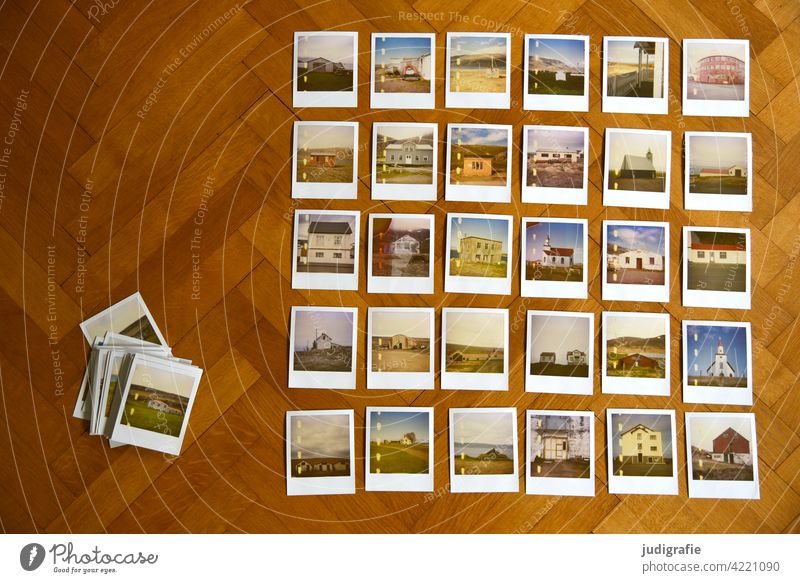 30 Polaroids mit isländischen Häusern auf Parkettboden sortieren Sammlung Landschaft Hütte Häusliches Leben Gebäude Farbfoto Kirche Island wohnen Architektur