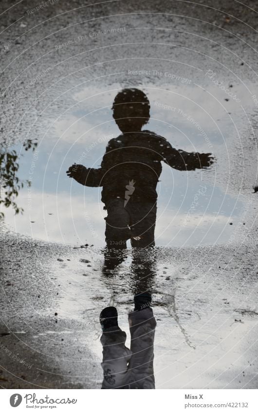 Pfütze Spielen Kinderspiel Kleinkind 1-3 Jahre 3-8 Jahre Kindheit Wasser Wetter schlechtes Wetter Unwetter Regen laufen dreckig nass Herbstwetter