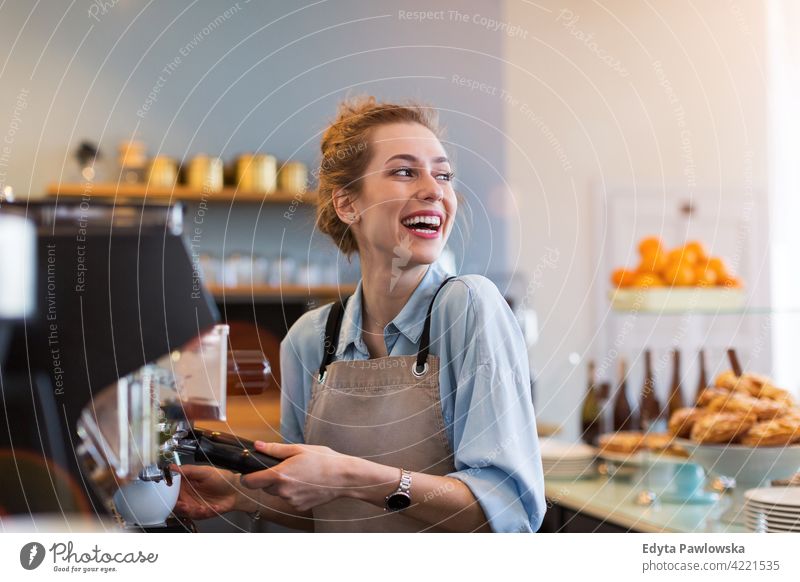 Weibliche Barista macht Kaffee Menschen Frau junger Erwachsener lässig attraktiv Lächeln Glück im Innenbereich Kaukasier zahnfarben genießend Café Restaurant