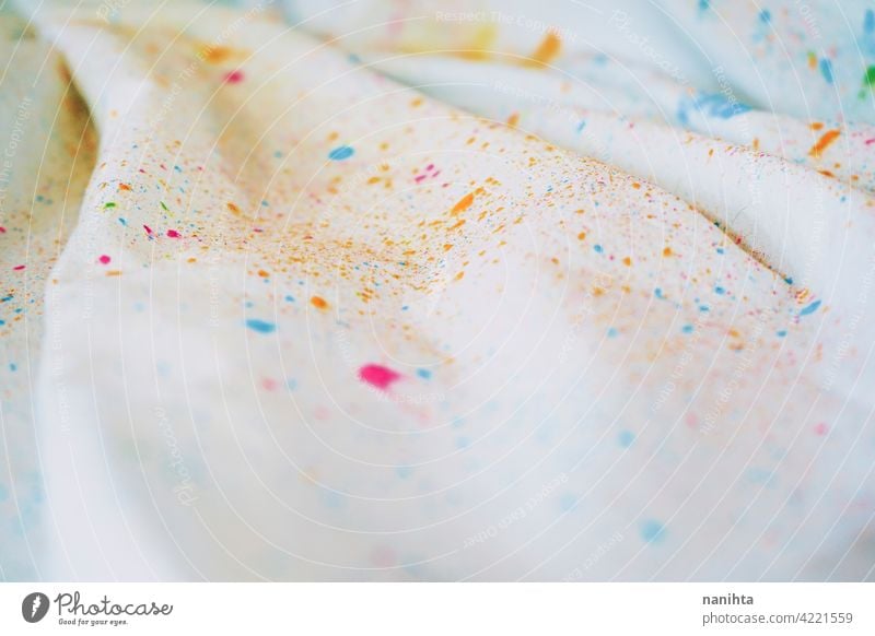 Holi-Staub spritzt über einen weißen Vorhang abstrakt Textil Textur Staubwischen Farbe Arbeit Kunst Künstler Kunstwerk dreckig Kreativität Innovation