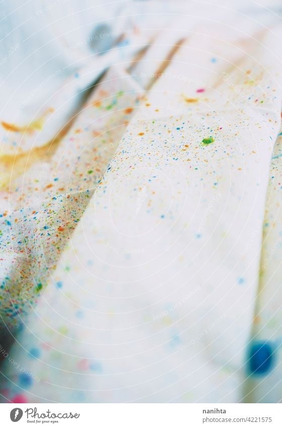 Holi-Staub spritzt über einen weißen Vorhang abstrakt Textil Textur Staubwischen Farbe Arbeit Kunst Künstler Kunstwerk dreckig Kreativität Innovation