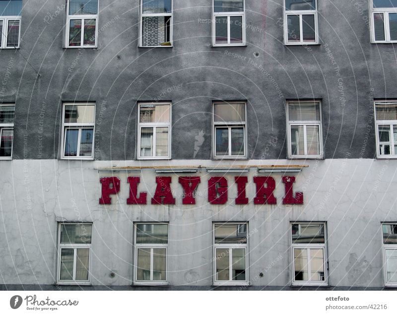 Playgirl in Wien Altbau Fassade Stadthaus Haus Architektur trist Nightclub Plattenbau