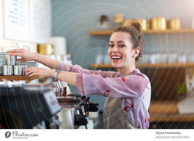 Junge Frau arbeitet in einem Café Menschen junger Erwachsener lässig attraktiv Lächeln Glück im Innenbereich Kaukasier zahnfarben genießend Restaurant Schürze
