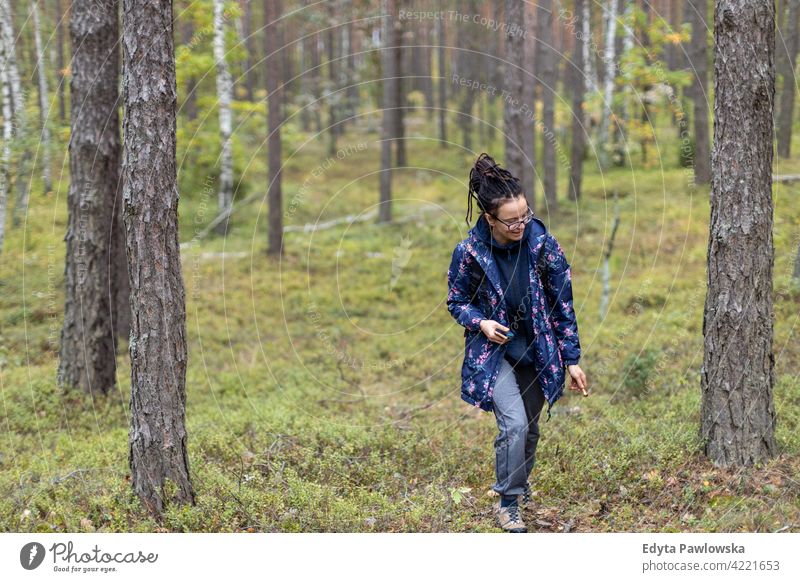 Frau beim Pilzesammeln im Wald Lebensmittel frisch Gesundheit Pflanzen Bäume Polen Tag im Freien tagsüber Natur Herbst fallen wild grün Wildnis