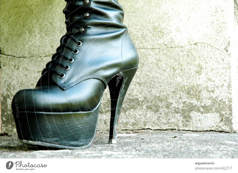 Der Schuh ohne Manitu Schuhe Stiefel obskur Treppenabsatz Gothic