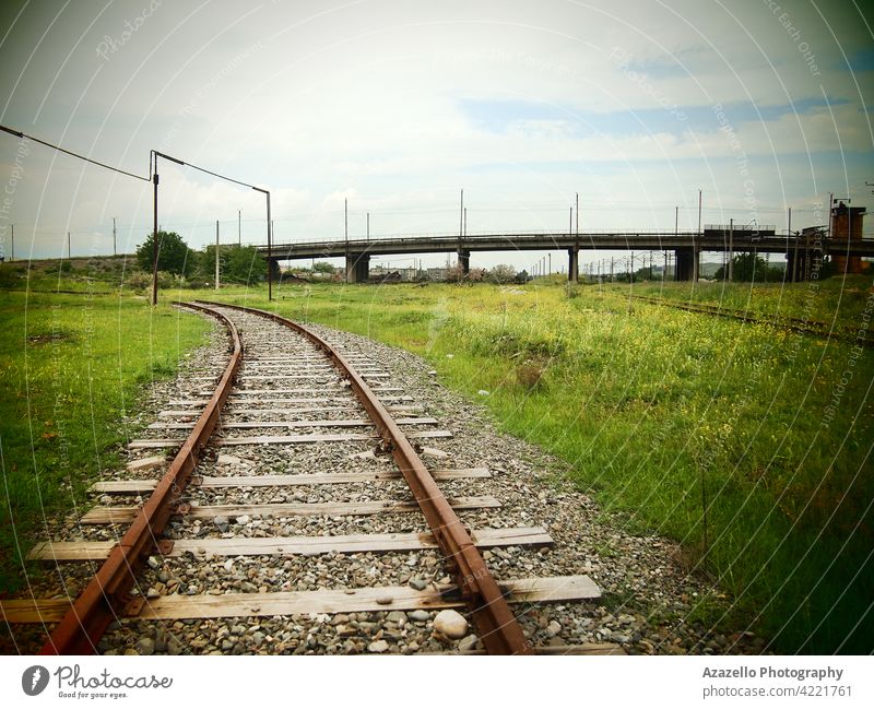 Eine alte Eisenbahn und eine Brücke mit Lomographie-Effekt Metall bügeln Holz Stein Kieselsteine grün Gras Straße Weg Transport altehrwürdig retro Zug Wagen