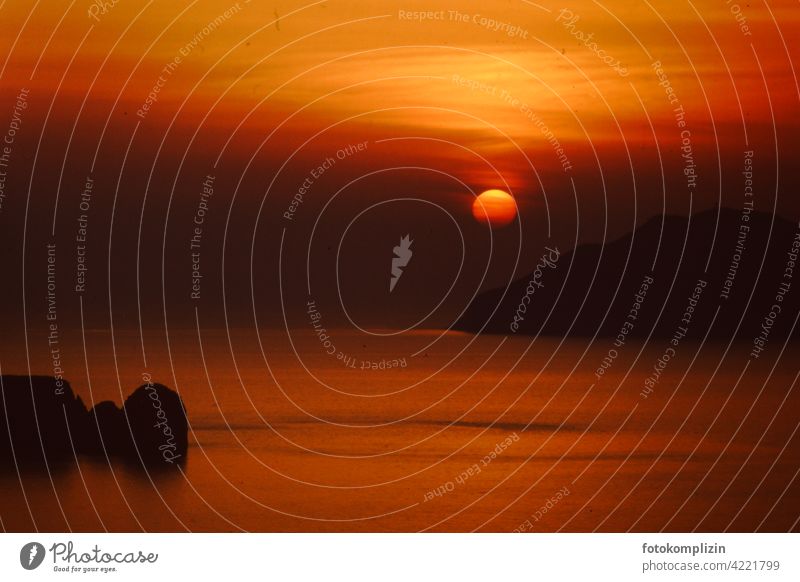 leuchtend roter Sonnenuntergang über griechischer Insellandschaft Meer sonnenuntergang Panorama (Aussicht) verrotten insel Wasser Reise MEER reiseziel