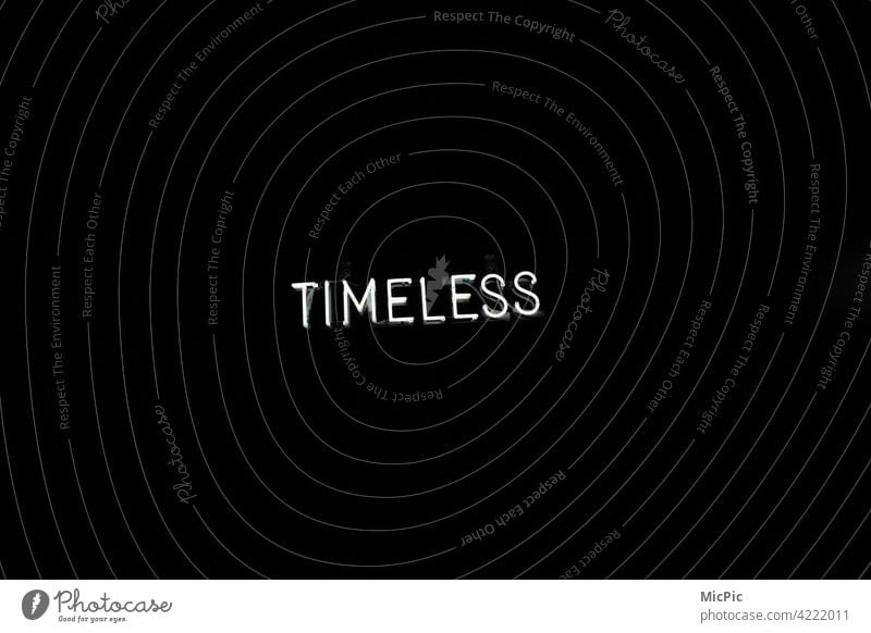Timeless - Buchstaben auf schwarzem Hintergrund Zeitlos buchstaben leuchtschrift weiss Postkarte minimalistisch leere zeitloses design Design abstrakt