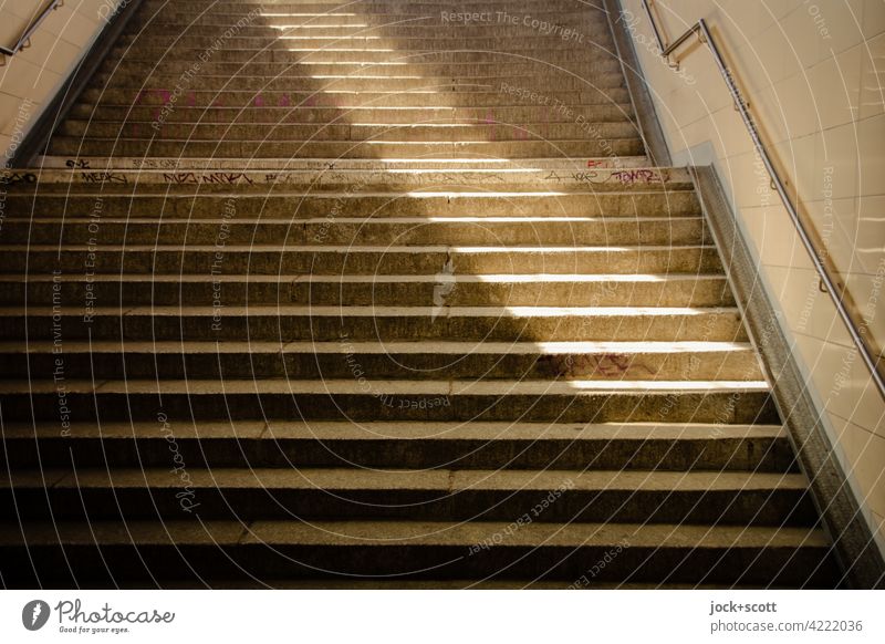 Lichtstrahl Stufe für Stufe Treppe trist Architektur Beton abstrakt Lichtspiel Strukturen & Formen Symmetrie Schatten Wege & Pfade Silhouette lang Sonnenlicht