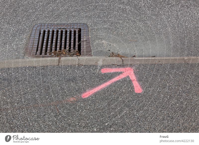 unnötig | das Wasser folgt nicht dem Pfeil... Straße Verkehrswege Asphalt Straßenbelag Bordsteinkante Gulli Abfluss rosa Richtung grau