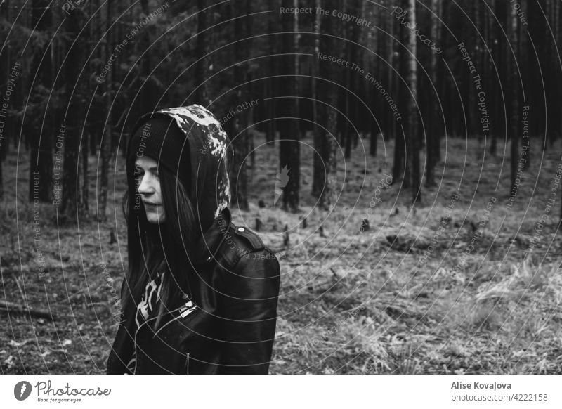 Ein Waldspaziergang in Schwarz und Weiß Mädchen Porträt Bäume Kiefern Natur Schwarz-Weiß-Fotografie Lederjacke laufen Kapuzenpulli dunkles Haar