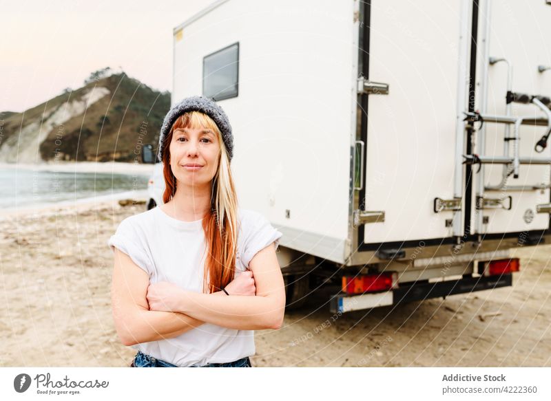 Inhalt Reisende Frau steht in der Nähe von geparkten LKW in der Nähe von See Reisender Lastwagen Kleintransporter reisen Hipster Berge u. Gebirge Lächeln