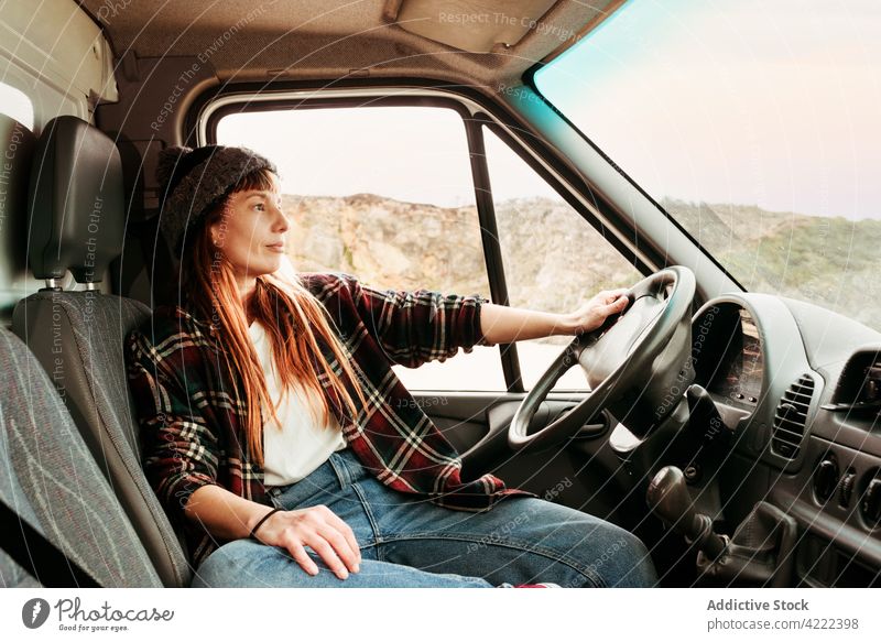 Frau in Van in den Bergen sitzend Reisender Kleintransporter Lastwagen Berge u. Gebirge Hipster reisen Ausflug Fahrer geparkt Fahrzeug Verkehr Lächeln Freiheit