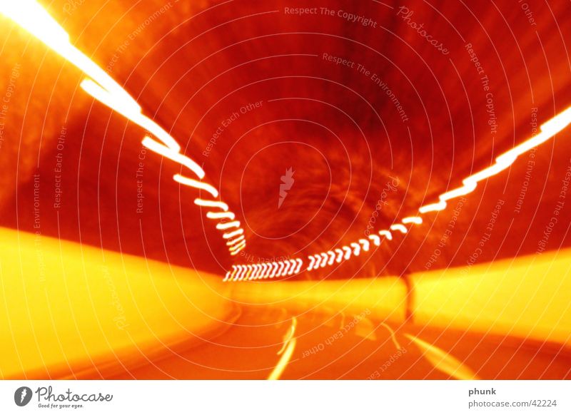 tunnelblur2 Tunnel gelb rot Langzeitbelichtung Unschärfe weichgezeichnet