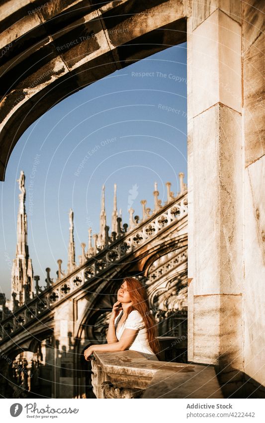 Anonymer Tourist, der die Stadt vom Balkon der alten Kathedrale aus betrachtet Reisender bewundern Großstadt Architektur Dekor gealtert Frau Sonnenschein