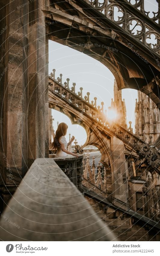Anonymer Tourist, der die Stadt vom Balkon der alten Kathedrale aus betrachtet Reisender bewundern Großstadt Architektur Dekor gealtert Frau Sonnenschein