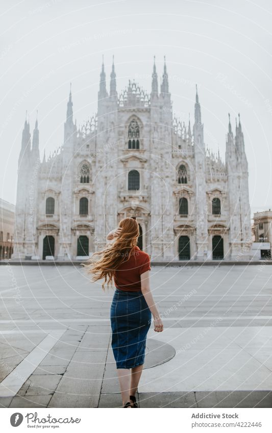 Unerkennbarer Reisender vor Domfassade bei windigem Wetter in der Stadt Duomo Kathedrale Fassade Architektur Dekor Religion majestätisch Frau urban