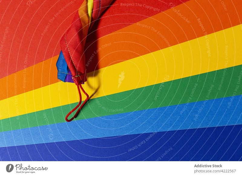 Stoffmaske mit spektraler Verzierung als LGBTQ-Symbol Mundschutz lgbtq Toleranz Solidarität Stolz Freiheit Spektrum verhindern verschiedenfarbig verdrillt