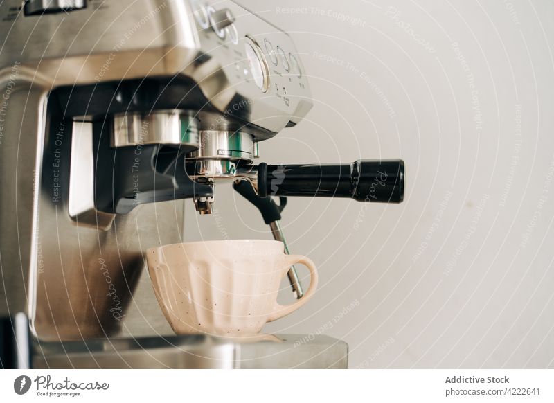 Tasse auf professioneller Kaffeemaschine im Haus Portafilter Stil modern Gerät elektrisch Vorrichtung Espressomaschine Zeitgenosse Design kreativ Küche