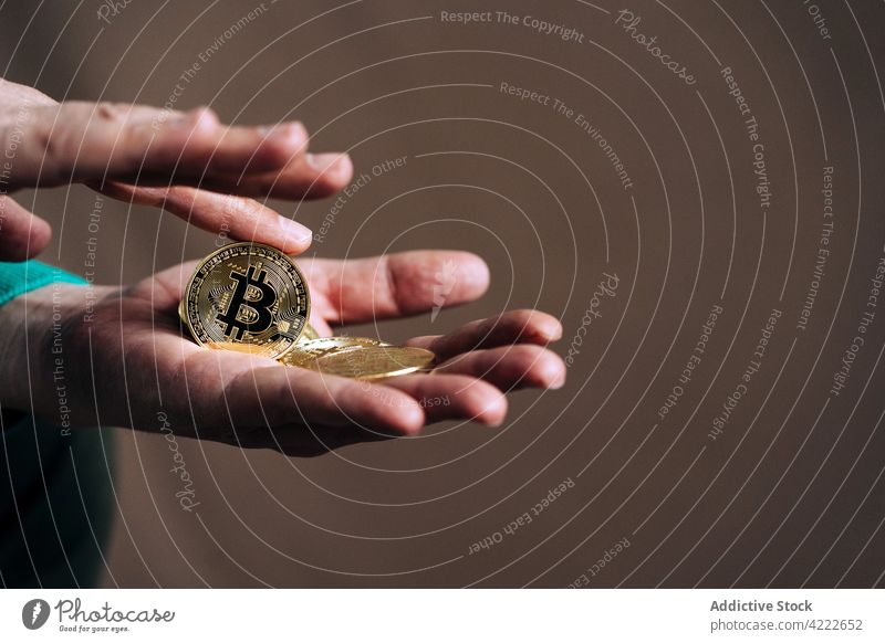 Crop Broker mit Bitcoin-Münzen auf braunem Hintergrund Makler bitcoin Geldmünzen Krypto Bargeld Wirtschaft Wert finanziell Einkommen Haushaltsplan zeigen