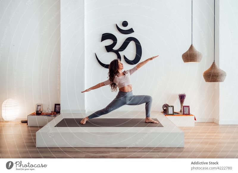 Frau macht Yoga in der Haltung des Kriegers zwei im Studio Krieger zwei Atelier üben Anmut schlank beweglich Gleichgewicht Achtsamkeit Asana Wohlbefinden