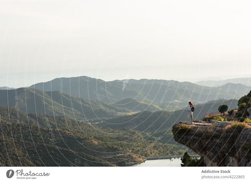 Sorglos reisende Frau am Rande einer Klippe stehend Reisender Freiheit Berge u. Gebirge Saum ausdehnen sorgenfrei genießen Aussichtspunkt Hochland Abenteuer
