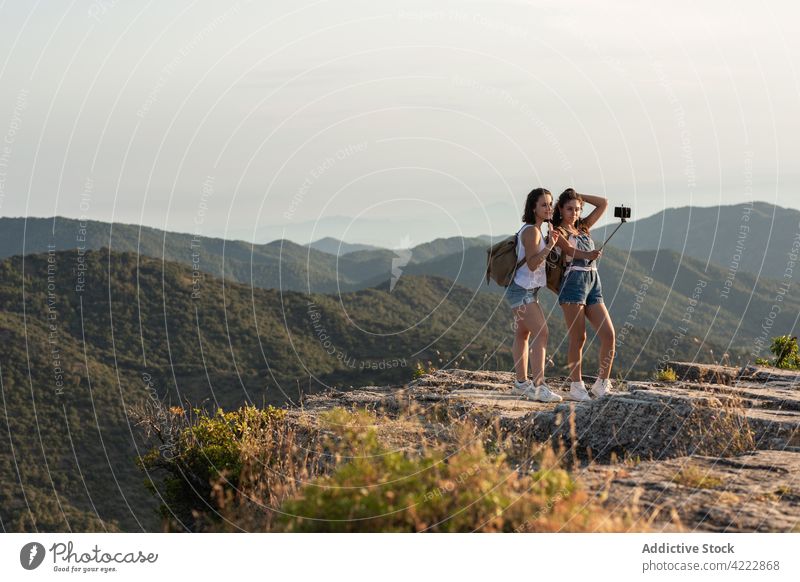 Reisende Frauen nehmen Selfie in den Bergen Berge u. Gebirge reisen Smartphone Selfie-Stick Hochland Wanderung Trekking Gedächtnis Zusammensein Natur Freund