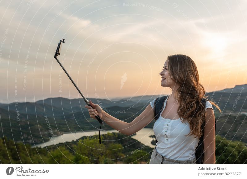 Reisende Frau nimmt Selfie in den Bergen Berge u. Gebirge reisen Smartphone Selfie-Stick Hochland Wanderung Trekking Gedächtnis Natur Abenteuer Sommer Rucksack