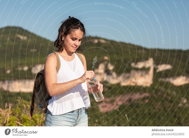Reisende Frau mit einer Wasserflasche im Hochland trinken Reisender Wanderung Berge u. Gebirge Trekking Erfrischung Durst Hydrat Natur Tourismus Wanderer reisen
