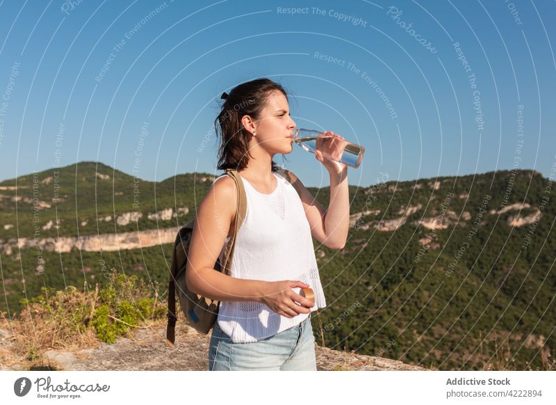 Reisende Frau trinkt Wasser im Hochland trinken Reisender Wanderung Berge u. Gebirge Trekking Erfrischung Durst Hydrat Natur Tourismus Wanderer reisen Sommer