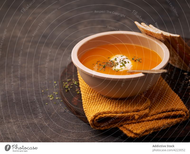 Leckere Kürbiscremesuppe von oben gesehen cremig Suppe orange Sahne Herbst Gesundheit Mahlzeit Lebensmittel Abendessen Vegetarier Gemüse lecker Schüsselsuppe