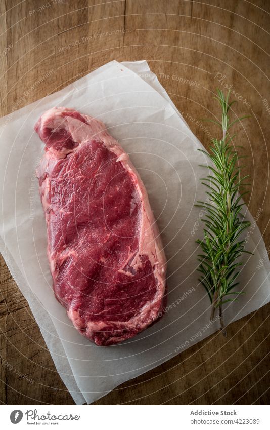 Rohes Rindersteak mit frischen Rosmarinzweigen Steak Fleisch Rindfleisch Kraut Rezept natürlich Produkt Bestandteil kulinarisch Protein ungekocht Zweig