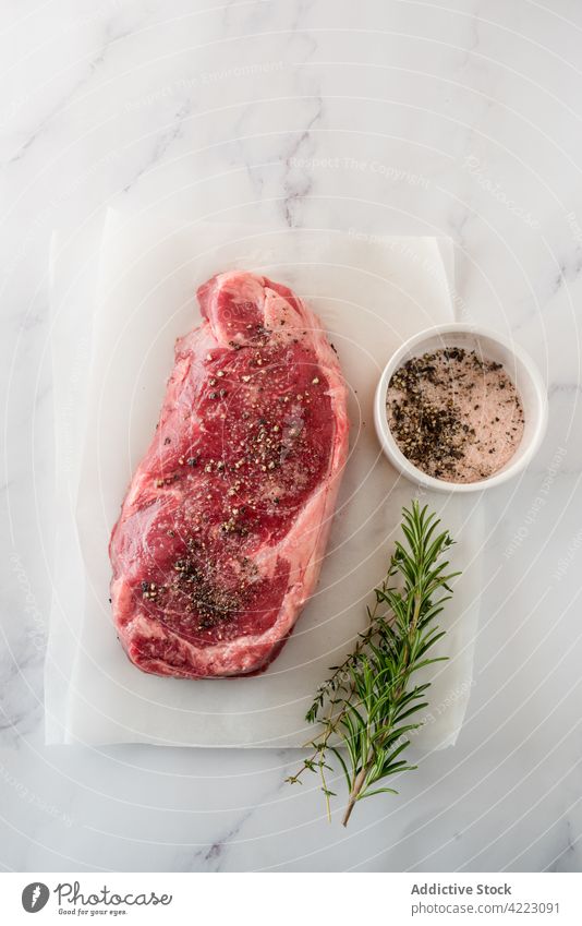 Rohes Rindersteak mit frischem Rosmarin und Thymianzweigen Steak Fleisch Rindfleisch Kraut Rezept natürlich Produkt Bestandteil kulinarisch Protein ungekocht