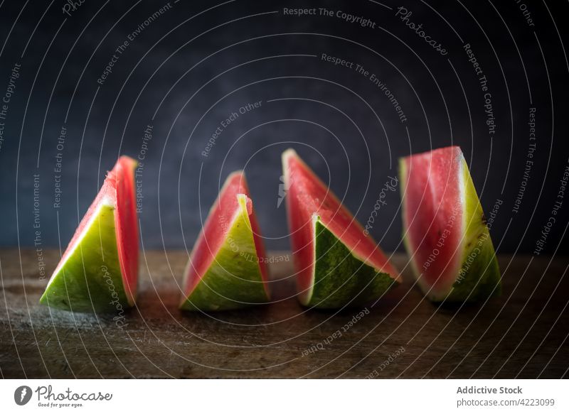 Helle frische Wassermelonenstücke auf grauem Hintergrund Scheibe Beeren reif Vitamin gesunde Ernährung geschmackvoll saftig natürlich Reihe Spielfigur organisch