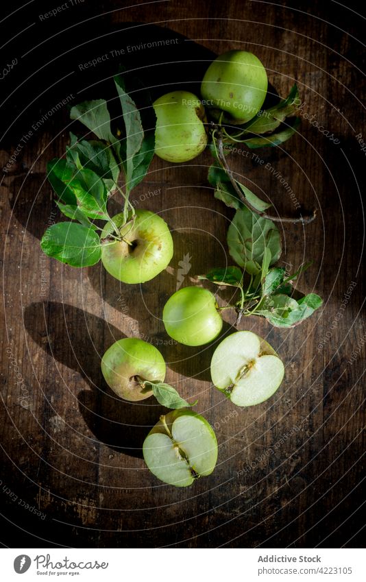 Frischer Apfel mit Blättern auf dem Tisch Frucht Vitamin frisch reif natürlich Laubwerk saftig gesunde Ernährung organisch Blatt Bestandteil essbar Produkt