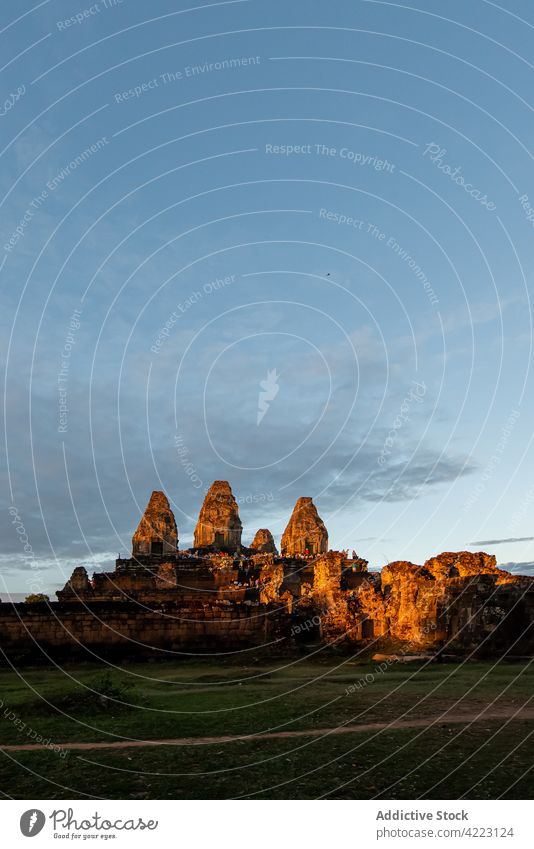 Angkor Wat mit Tempelfassade unter bewölktem Himmel in der Stadt Architektur historisch Erbe Religion gealtert Stil wolkig Großstadt komplex Fassade Rasen