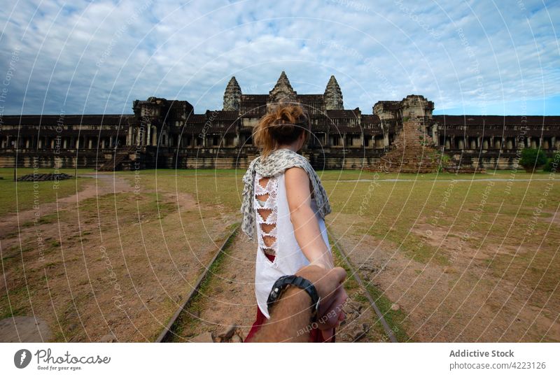 Unbekanntes Paar vor alter orientalischer Tempelanlage in der Stadt Händchenhalten mir folgen Angkor Wat Architektur historisch Erbe reisen komplex Religion