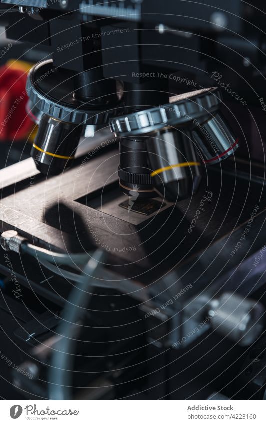 Modernes Mikroskop mit leistungsstarken Objektiven im Labor Linse Zoom Gerät Werkzeug professionell kampfstark optisch Analyse Instrument Tisch Prüfung forschen