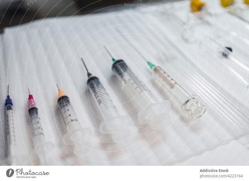 Auf einem Tisch angeordneter Satz medizinischer Spritzen Gesundheitswesen Klinik Leckerbissen steril Instrument Injektor Krankenhaus Gerät Werkzeug Impfstoff