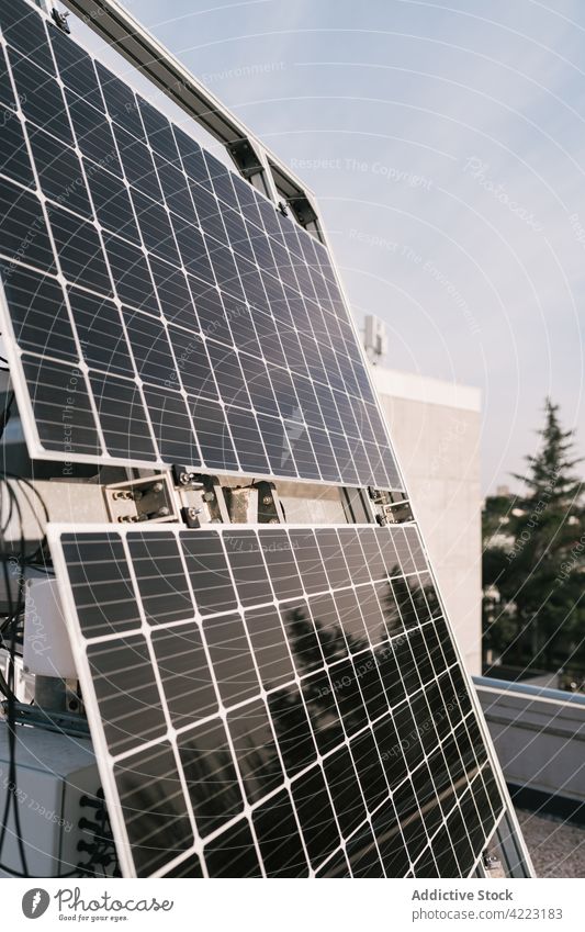 Installation einer Solarbatterie in einem Kraftwerk solar Panel Energie Station Erneuerung alternativ Pflanze Ressource Batterie Industrie nachhaltig