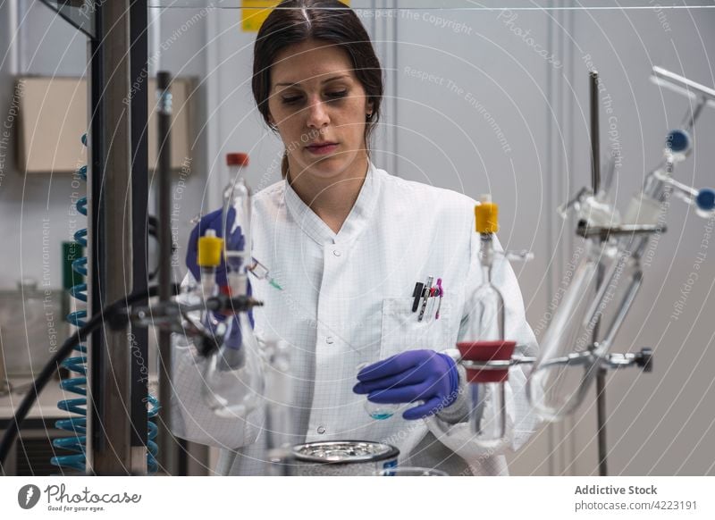 Chemikerin bei der Arbeit mit Lösung und Spritze im Labor Frau Fokus Chemikalie Wissenschaftler Experiment forschen liquide Prüfung Chemie Konzentration