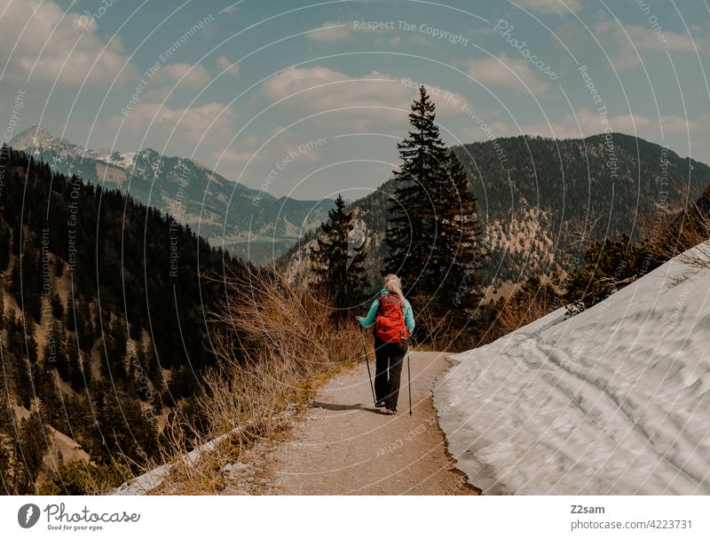 Junge Frau beim Wandern auf den Hochmiesing | Soinsee naturverbundenheit outdoor soinsee wandern bayerischzell oberbayern alpen berge frühling gipfel himmel