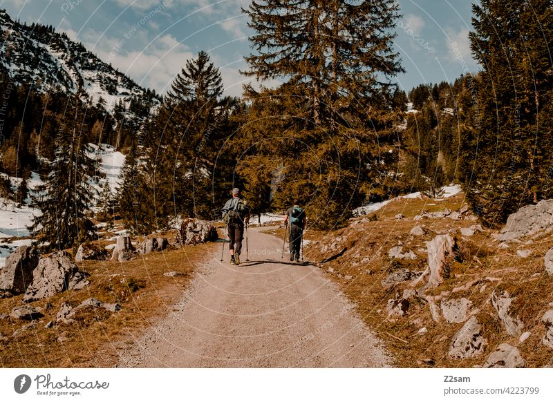 Wandern auf den Hochmiesing | Soinsee naturverbundenheit outdoor soinsee wandern bayerischzell oberbayern alpen berge frühling gipfel himmel wolken warme farben
