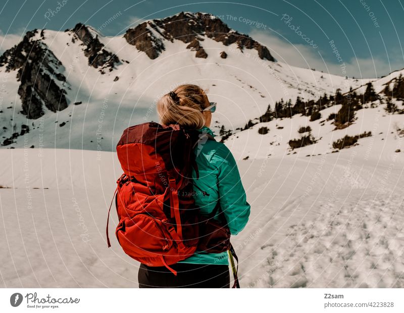 Junge Frau beim Wandern auf den Hochmiesing | Soinsee naturverbundenheit outdoor soinsee wandern bayerischzell oberbayern alpen berge frühling schneebedeckt