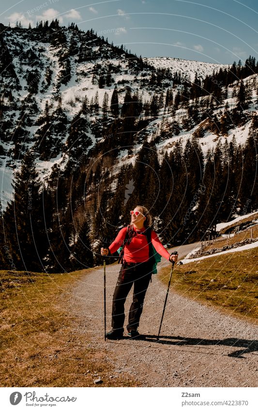 Junge Frau beim Wandern auf den Hochmiesing | Soinsee naturverbundenheit outdoor soinsee wandern bayerischzell oberbayern alpen berge frühling gipfel himmel