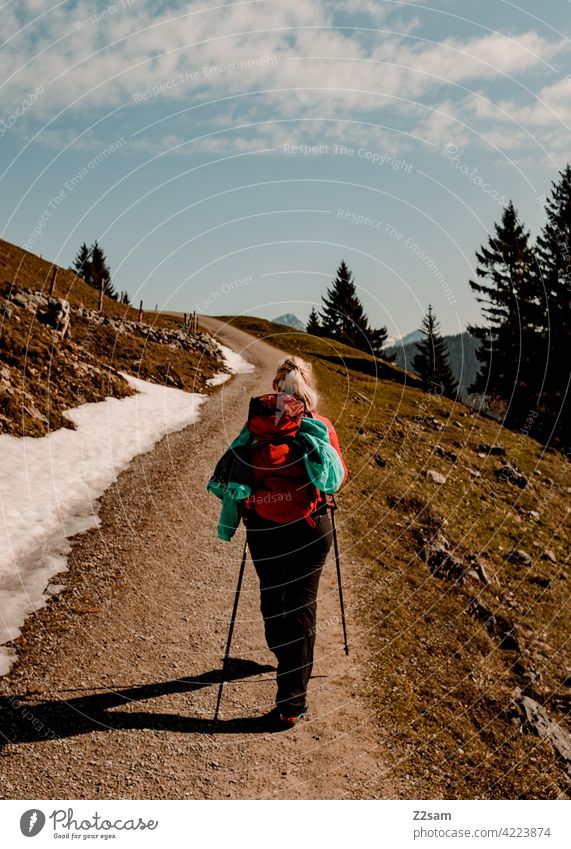 Junge Frau auf einer Bergwanderung alpenvorland naturverbundenheit outdoor soinsee wandern Outdoor-Sport sport warme farben berge bayern Berge u. Gebirge