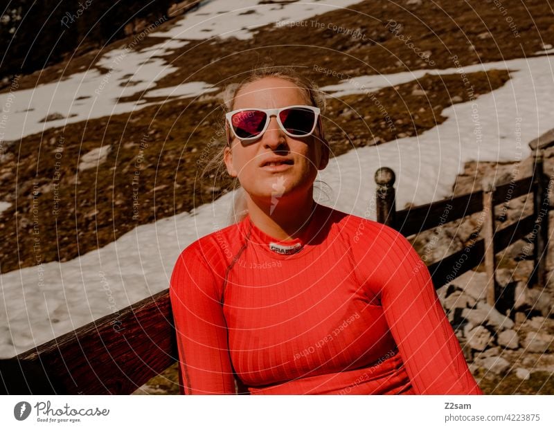 Junge Frau genießt die Sonne auf einer Bergwanderung alpenvorland naturverbundenheit outdoor soinsee wandern Outdoor-Sport sport outdor warme farben berge