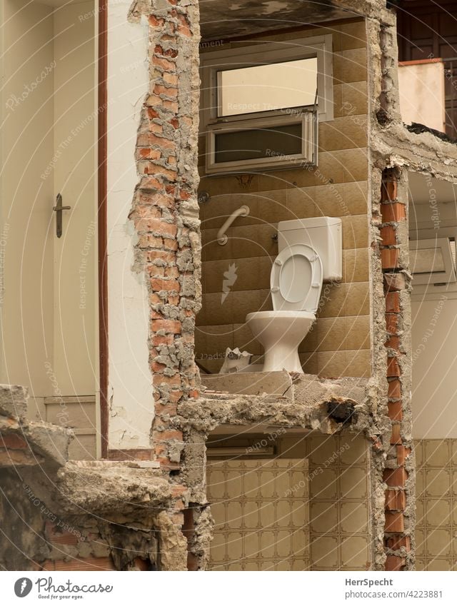 Außenklo in einem Abbruchhaus Toilette WC Bad Menschenleer zuhause Ruine Klo sanitär Fliesen u. Kacheln Hygiene Öffentliche Toilette Häusliches Leben Wand Loch