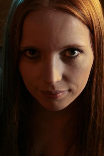 Gesicht einer freundlichen Frau mit roten Haaren Porträt Blick Mensch weiblich Farbfoto feminin Junge Frau Blick in die Kamera Erwachsene 18-30 Jahre dunkel
